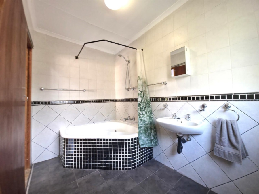 To Let 2 Bedroom Property for Rent in Meerhof North West